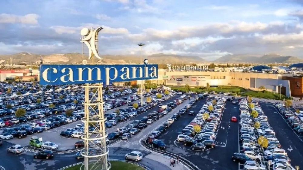 Il furto al Centro Commerciale Campania
