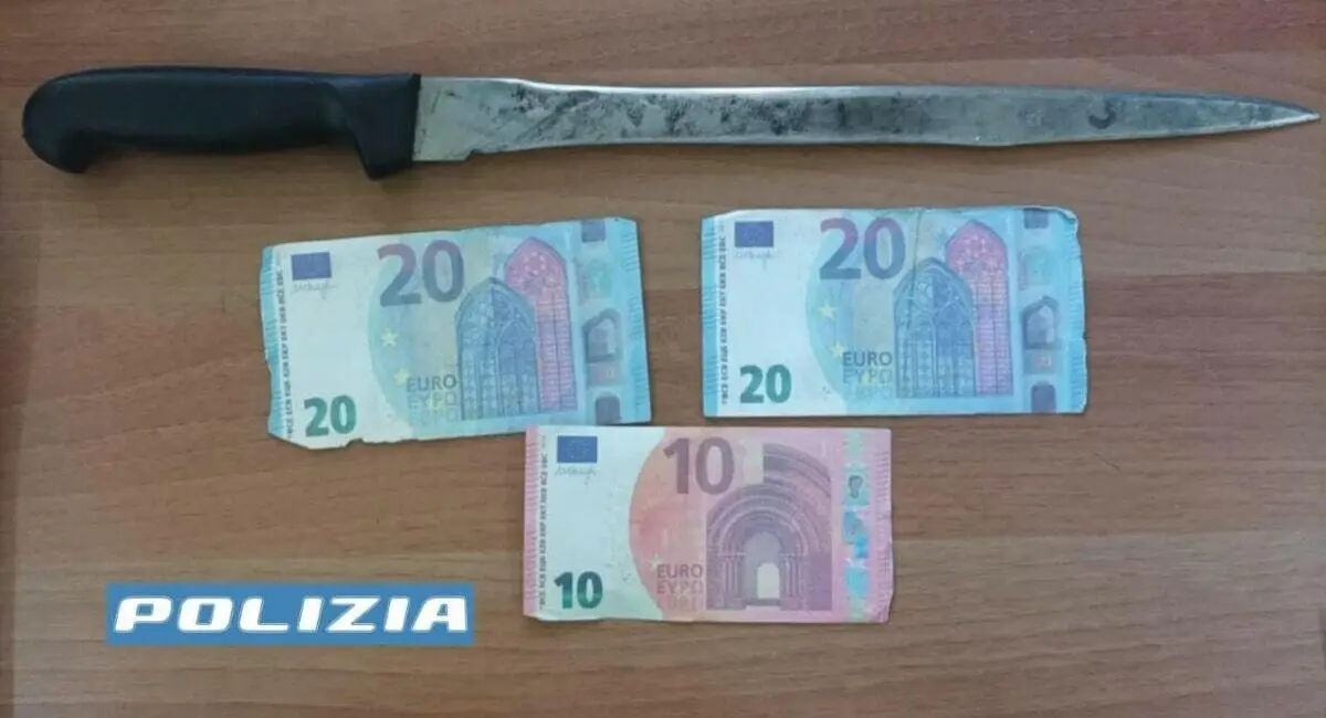 Sequestrati coltello e soldi falsi