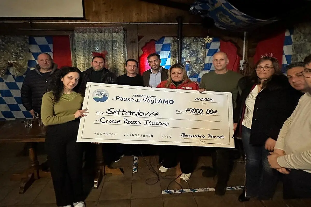 I rappresentanti dell’associazione Il Paese che Vogliamo durante la consegna dell’assegno da 7.000 euro alla Croce Rossa Italiana
