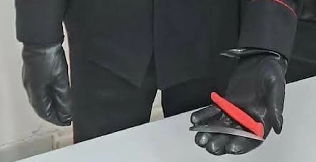 I carabinieri sequestrano il coltello
