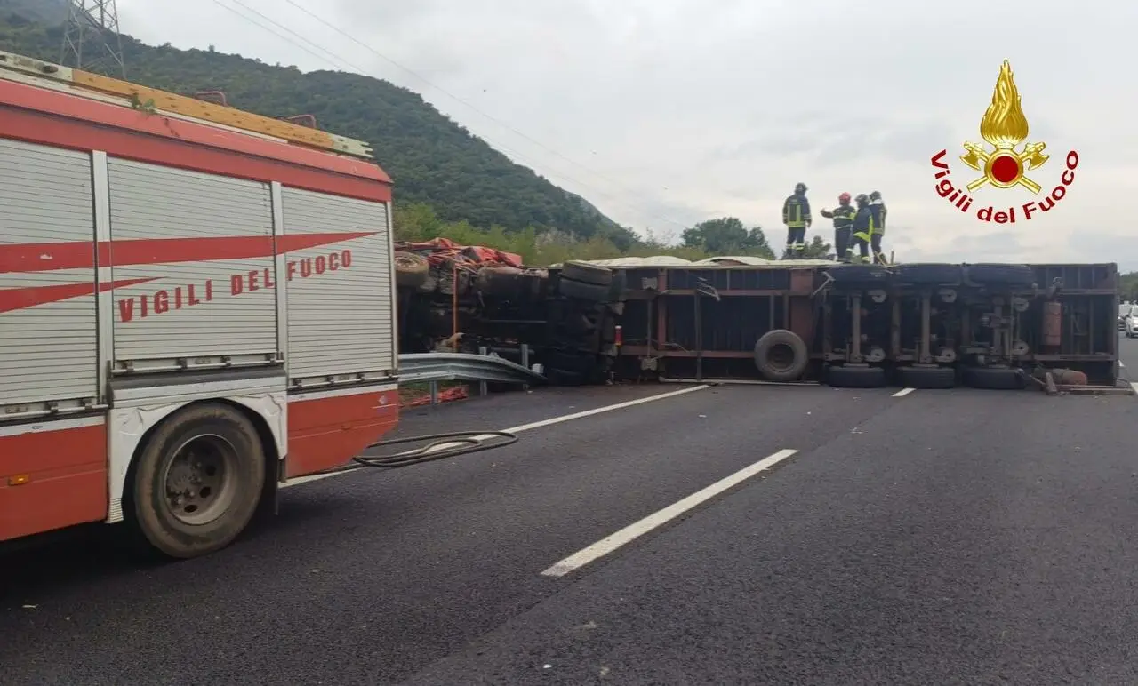 Il Tir ribaltato sull'autostrada A1