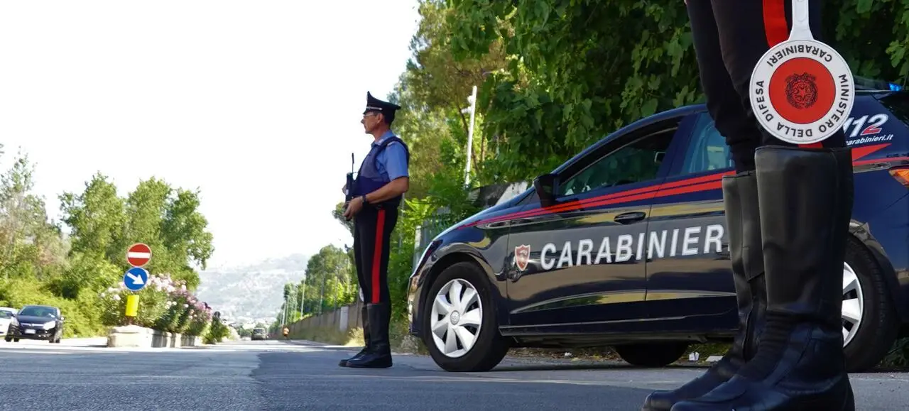 Posto di blocco dei carabinieri alla rotonda di San Nicola la Strada