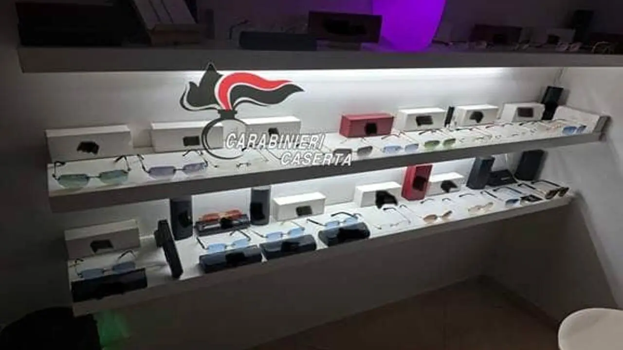 Gli occhiali sequestrati dai carabinieri