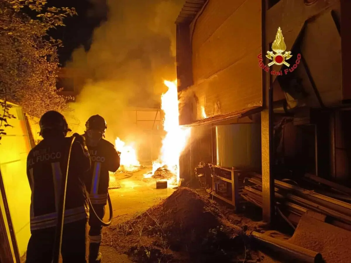 Incendio nella falegnameria a Casagiove
