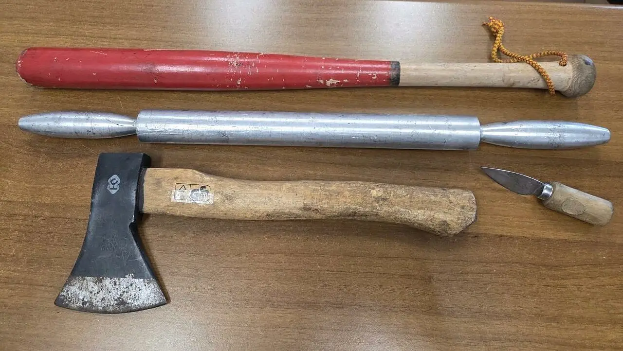 Accetta, mazza da baseball e punteruolo