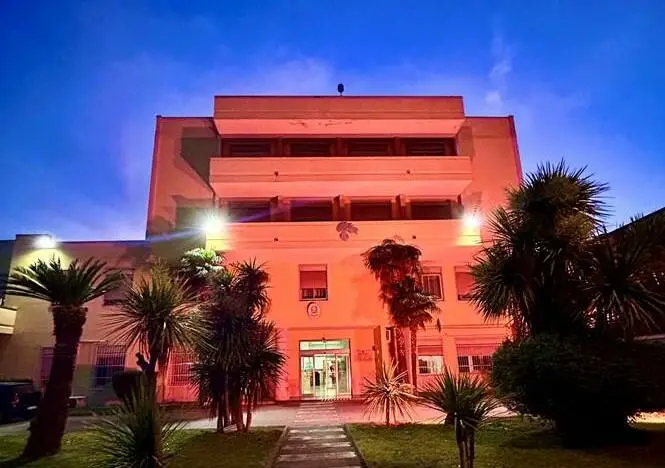 Comando provinciale dei carabinieri si illumina di rosso