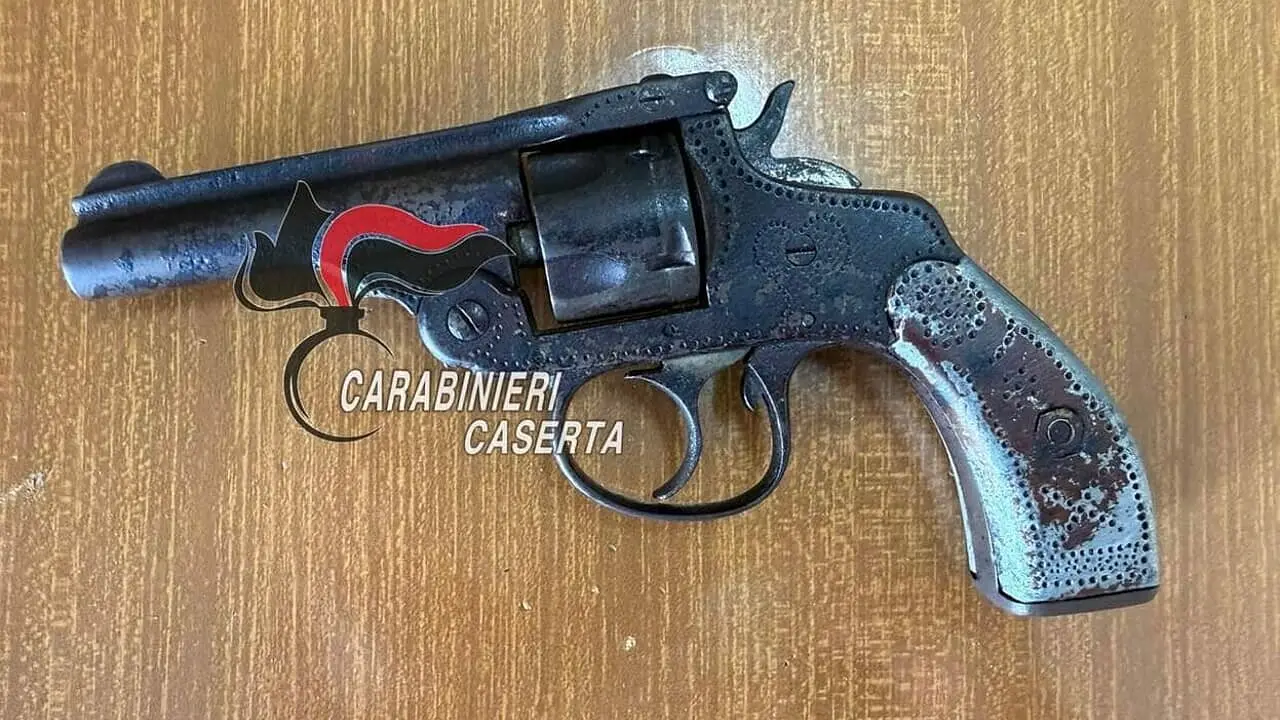 La pistola trovata in casa