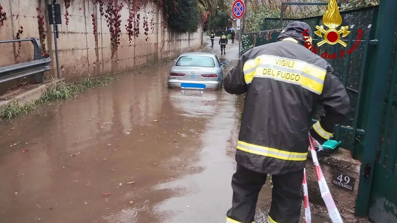 I vigili del fuoco salvano due bambini