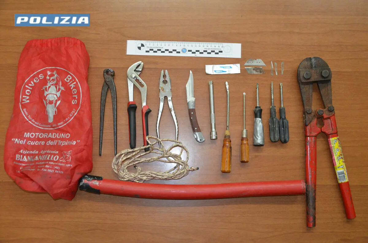 Gli arnesi da scasso sequestrati dalla polizia