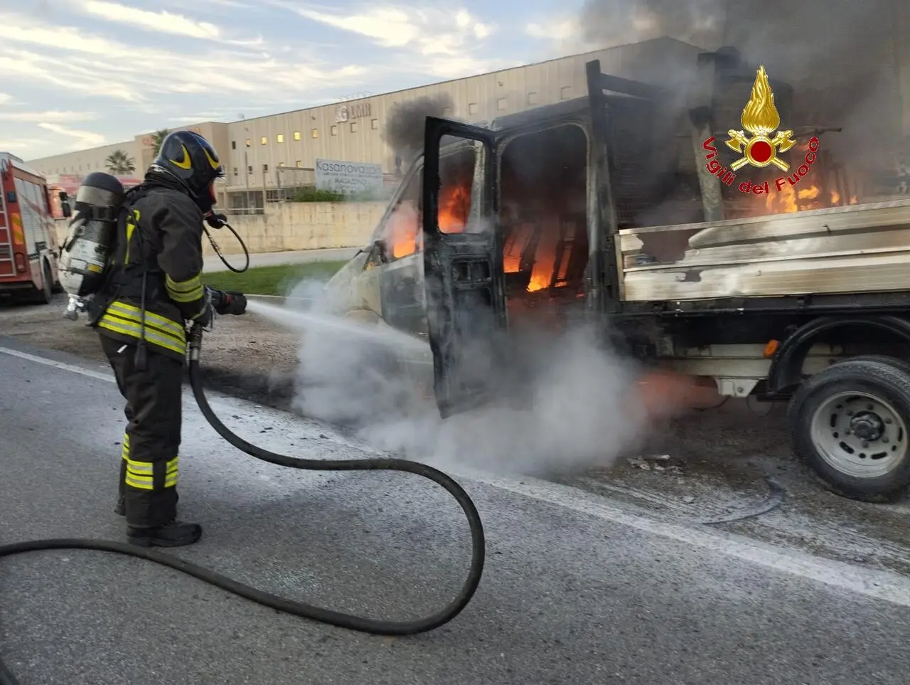 Il furgone in fiamme