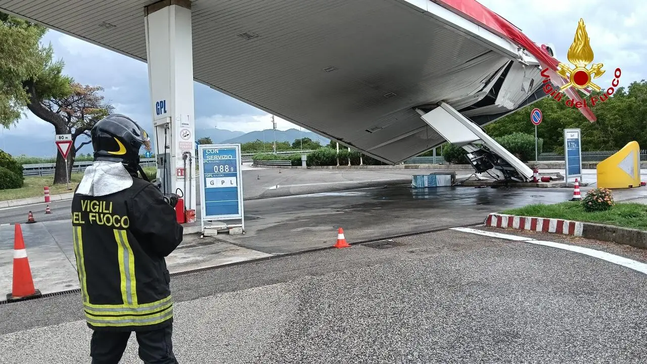 Il crollo della pensilina nel distributore