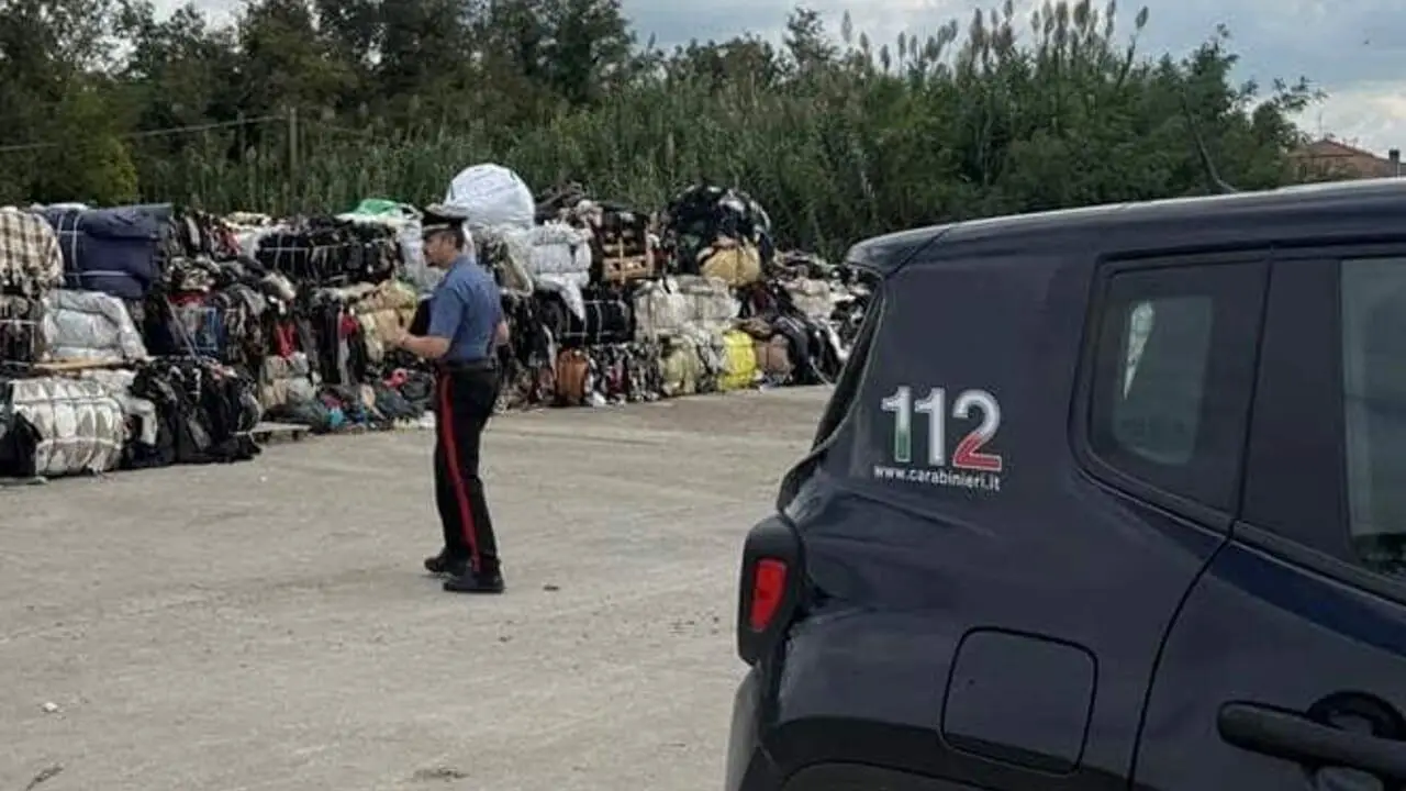 I carabinieri nella discarica abusiva