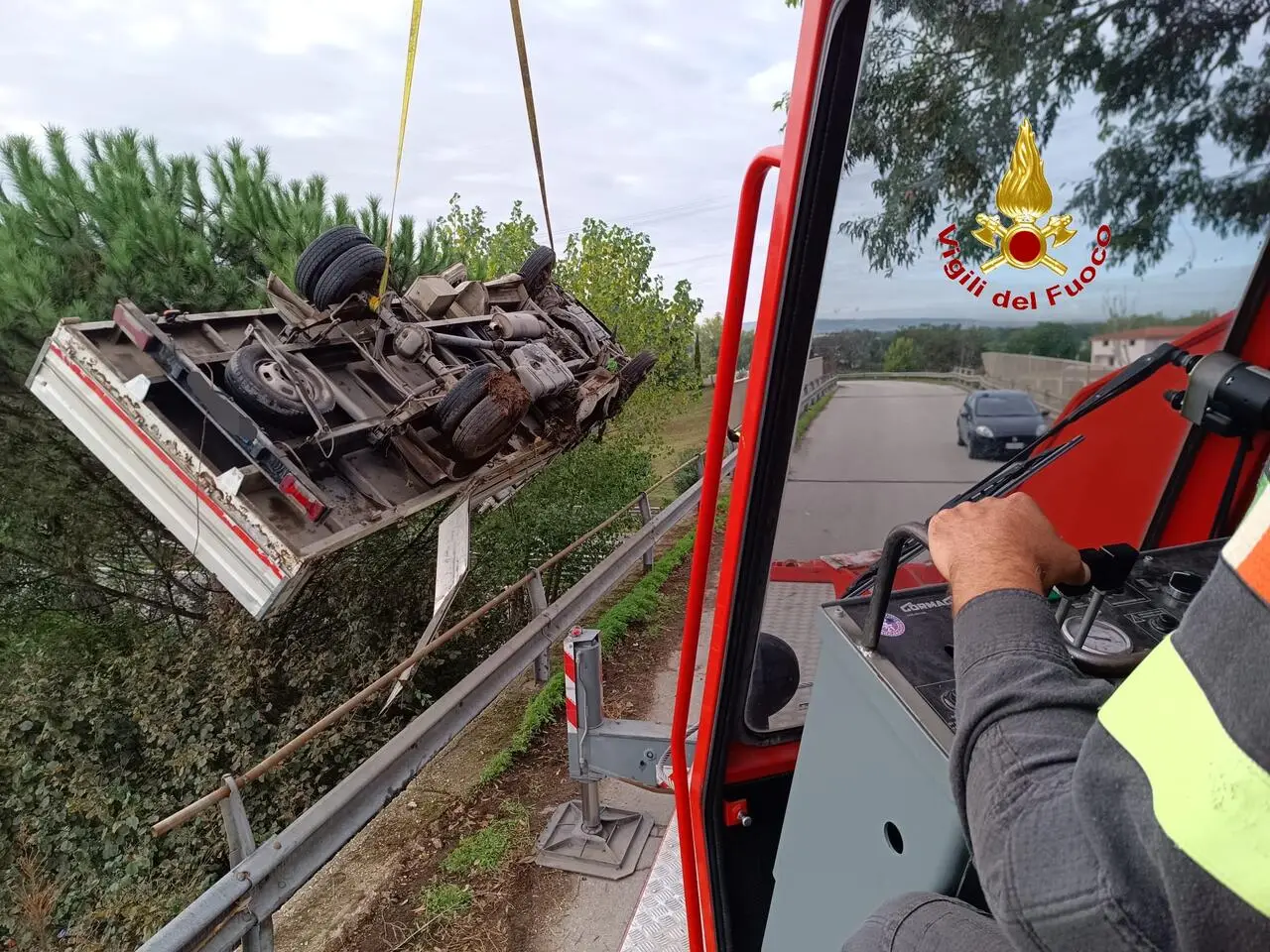 Le immagini del recupero del furgone ad opera dei vigili del fuoco