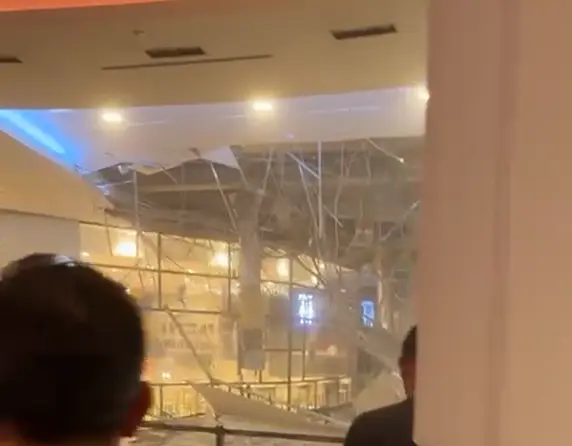 Crollo al centro commerciale Campania