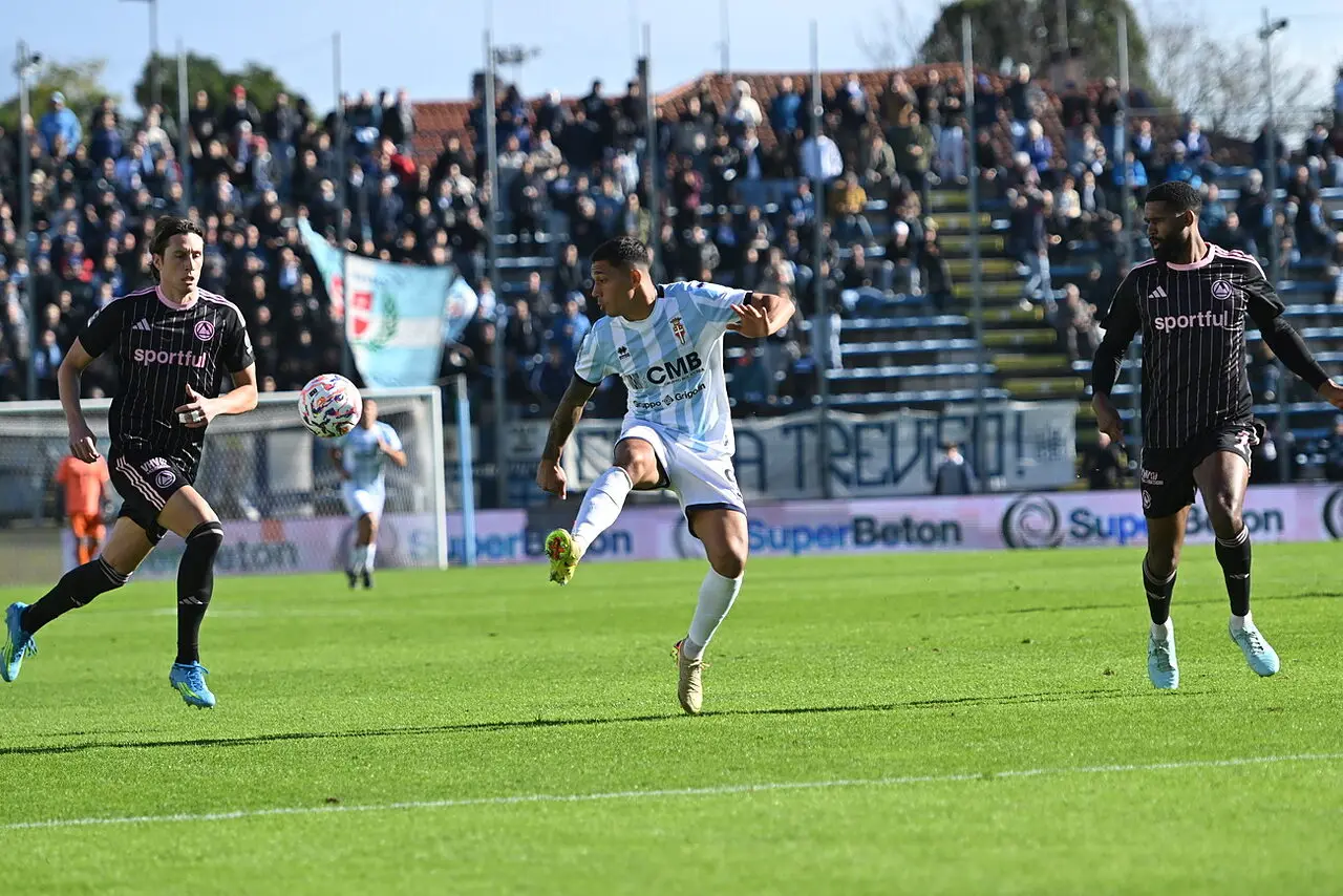 Un'azione del derby disputato al Tenni (immagini Fotostampa)