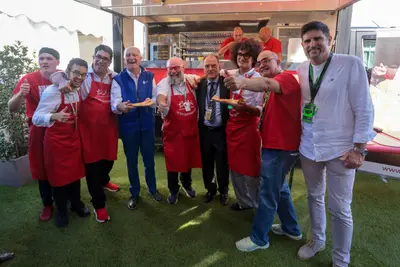 La dirigenza dell'Autodromo posa con i ragazzi di Pizza Aut
