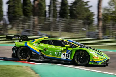 Riccardo Cazzaniga con la Lamborghini Huracan