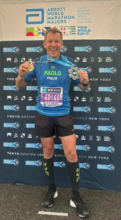 Paolo Domante durante la premiazione dopo la maratona di Tokyo
