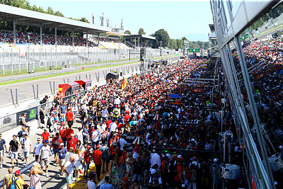 Il pubblico lungo la pit lane a Monza nel 2023
