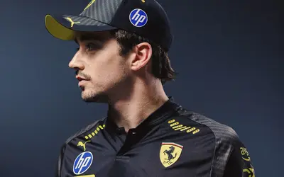 Leclerc con il nuovo abbigliamento