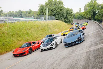 La parata sulle sopraelevate con le Supercar