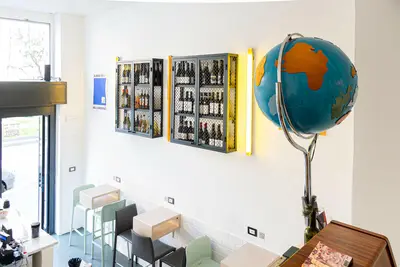La sala di Dammi un nome bar a Milano