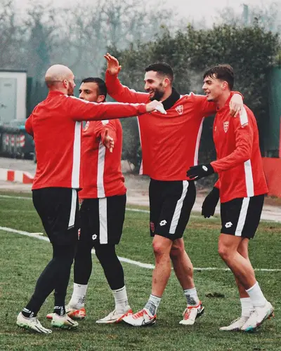 Roberto Gagliardini con i compagni (foto Ac Monza)