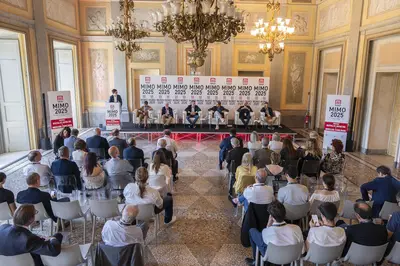 Il palco e gli ospiti della conferenza in Villa Reale