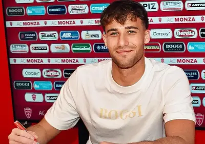 Andrea Mazza durante la firma del suo primo contratto da professionista