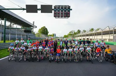 I ciclisti sul rettifilo di partenza a Monza