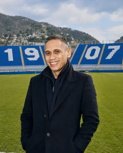 Il presidente del Como Swarso davanti alla Curva del Como
