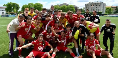 La squadra festeggia la salvezza nel campionato di Primavera 1