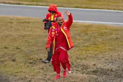 Lewis Hamilton con la tuta Ferrari