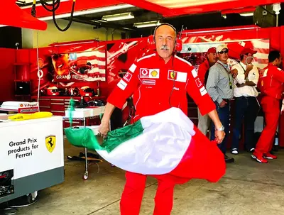 Giulio Ciceri nel box Ferrari