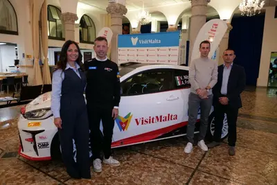 Nibali con la Yaris con cui gareggerà a Monza