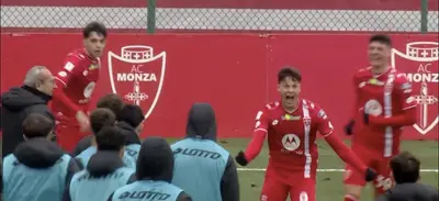 Jordan Longhi e l'esultanza della squadra per il gol del primo vantaggio