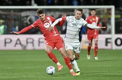 Daniel Maldini, auotre del gol biancorosso, contrastato da Pašalić in Monza-Atalanta del 21 aprile 2024