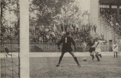 Foto Il Cittadino: dopo una imperiosa discesa Mariano Melonari lascia partire il tiro del pareggio.