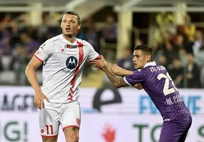 13 maggio 2024: Milan Djuric duella con Martínez Quarta prima di siglare al Franchi il vantaggio biancorosso