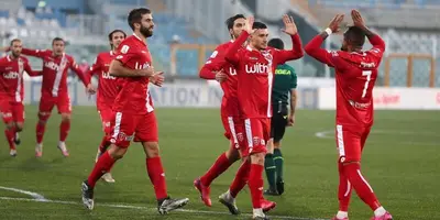 L’ex di turno Davide Bettella festeggia con i compagni una delle due reti al Pescara del 19 dicembre 2020. Foto AC Monza