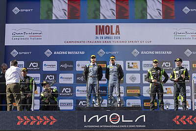 Paolo Calcago a destra sul podio di Imola