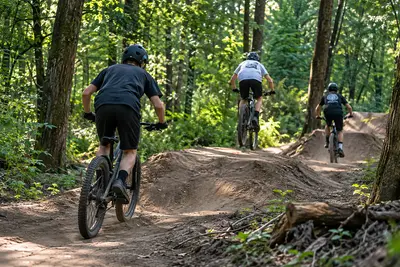Ciclisti sui salti nel bosco