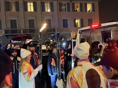 La Torcia Olimpica nei pressi del Ponte dei Leoni