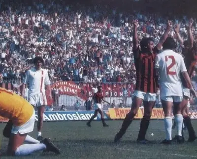 Stadio San Siro, 14 giugno 1981: Walter Novellino, sulla destra, festeggia dopo il gol al Monza. La rete risulterà decisiva per il ritorno dei rossoneri in massima serie. Foto: YouTube, Archivio Calcio Fausto Rosas