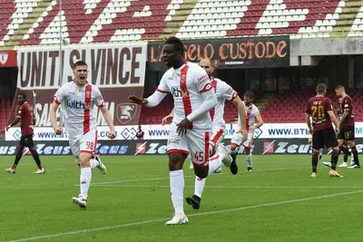 Stadio Arechi, 1 maggio 2021: Mario Balotelli esulta dopo aver siglato il momentaneo 1-2 alla Salernitana. Anche il terzo e ultimo gol avrebbe portato la sua firma