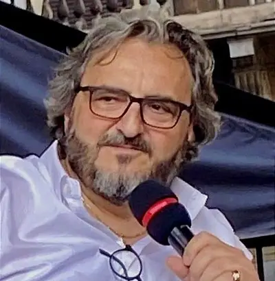 Il giornalista Carlo Gaeta durante un intervento con il microfono