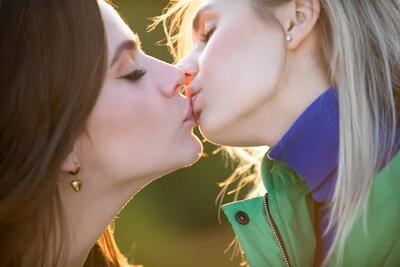 Bacio tra due donne
