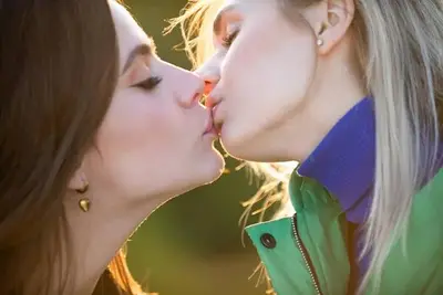 Bacio tra due donne