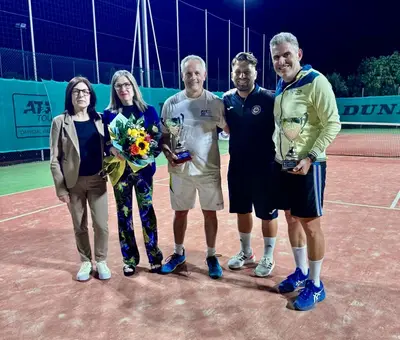 Il vincitore Gregorio Fisichella festeggia la vittoria del primo "Memorial Andrea De Luca" insieme all'organizzatore Fabio Ponzio e ai familiari di Andrea De Luca.