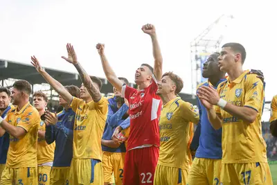 I giocatori del Frosinone festeggiano sotto la curva